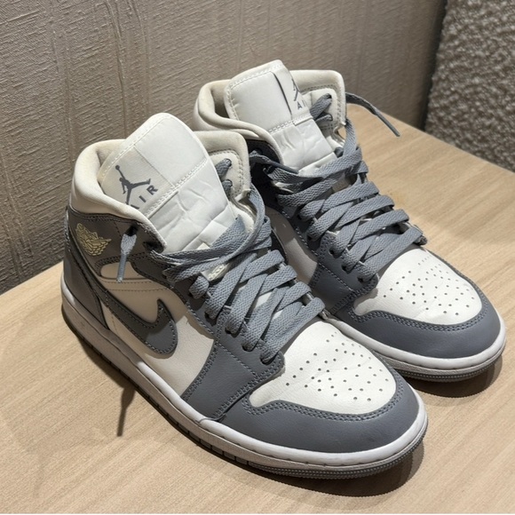 Men's Two-Tone Air Jordan 1 Mid - Picture 4 of 6